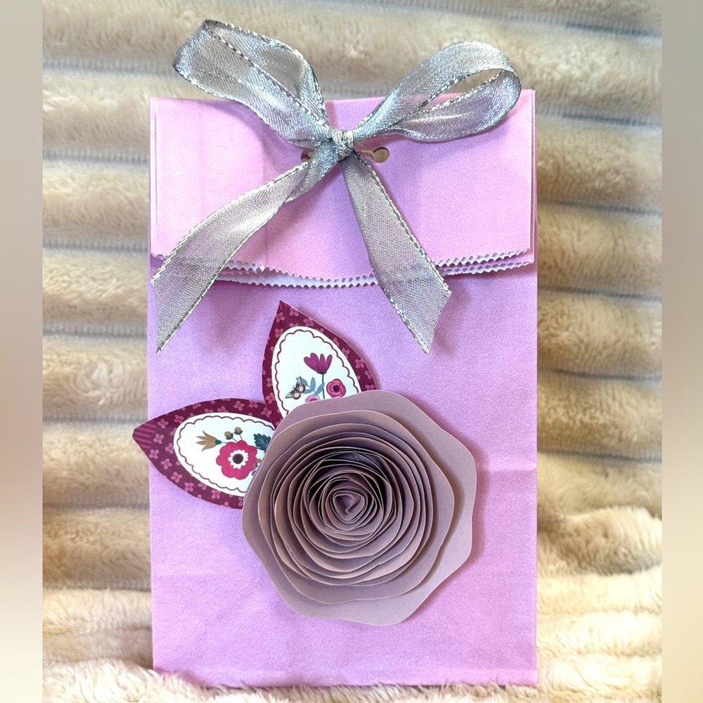 Hand Crafted Gift Set With Cupcake Socks & Beaded Pen - Picture 4 of 10